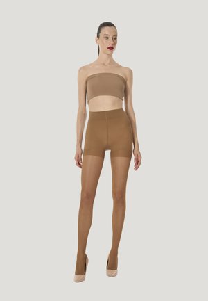 Nude strømpebukser med en glat tekstur, høj talje og gennemsigtige ben, suppleret med en matchende bandeau-top og nøgne højhælede sko.