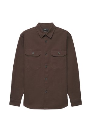 Camicia marrone scuro a maniche lunghe con bottoni, due tasche sul petto con bottoni e colletto classico, mostrata su sfondo bianco.