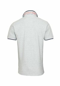 Světle šedé polokošile s jednolitou texturou. Disponuje sklopeným límcem s námořnickými modrými detaily a vyšitým logem v červené barvě na zadní straně.