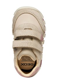 Baskets beiges avec des bandes Velcro, matériau en daim et cuir souple, bout arrondi, intérieur texturé et accents roses au niveau du talon.