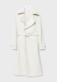 Trench-coat en cuir blanc avec taille ceinturée, large col, manches longues et texture superposée. Comprend des poches latérales et des sangles ajustables aux manches.