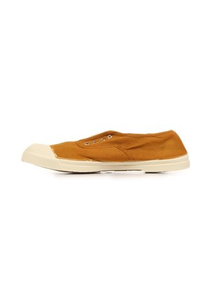 Baskets basses slip-on en toile marron avec semelle en caoutchouc blanche et embout, avec œillets métalliques sans lacets.