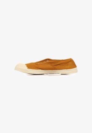 Baskets basses slip-on en toile marron avec semelle en caoutchouc blanche et embout, avec œillets métalliques sans lacets.