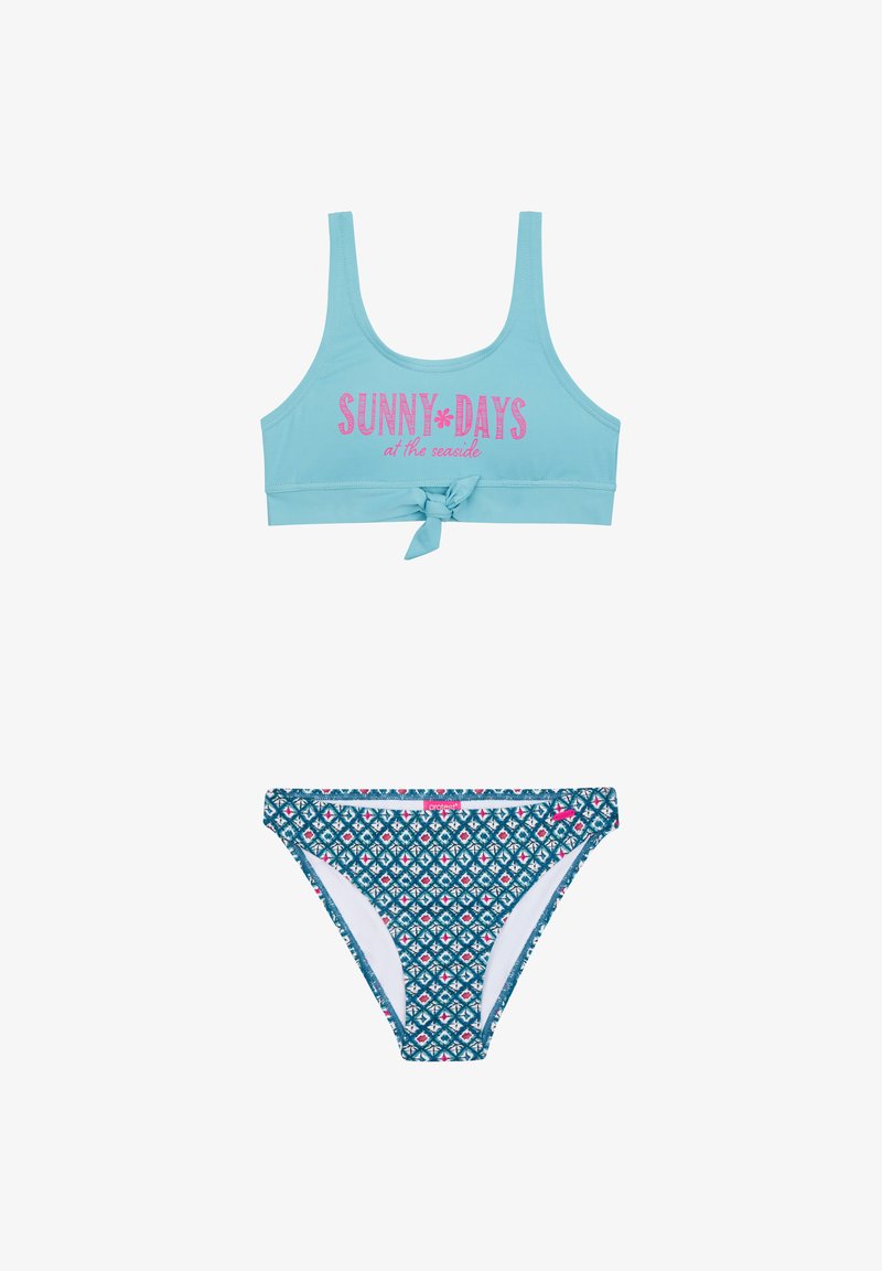Top de bikini azul claro con un nudo en el frente y texto rosa que dice "DÍAS SOLEADOS en la playa", acompañado de la parte inferior del bikini de patrones azules y rosas.