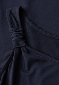 Granatowy bezrękawnik wykonany z miękkiego materiału, z twisted detalem na ramieniu i gładkim, opływowym krojem.