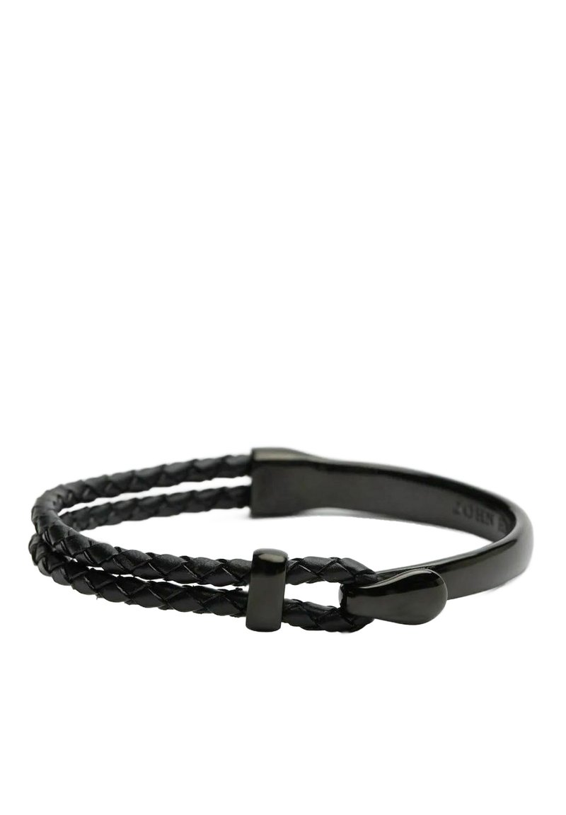 Svart läderarmband med två flätade trådar och en elegant metallspänne. Designen är minimalistisk med en slät finish.