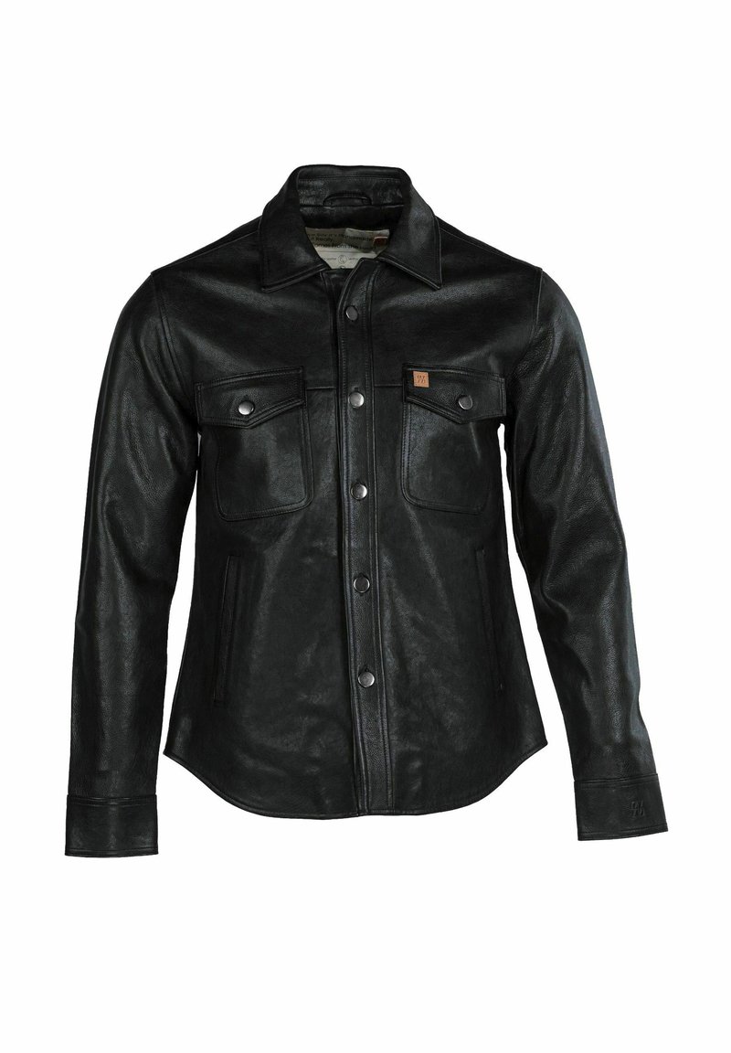 Fekete bőrdzseki gallérral, két mellzsebbel, gombos záródással és lekerekített szegéllyel. Simább textúra, enyhe fényű felülettel.