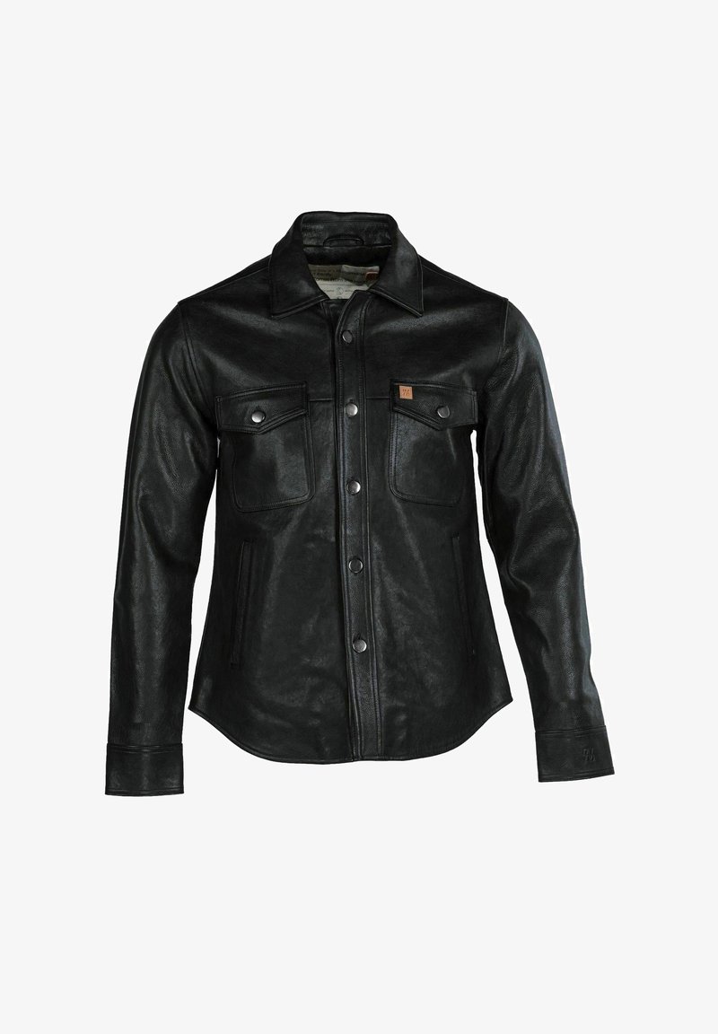 Fekete bőrdzseki gallérral, két mellzsebbel, gombos záródással és lekerekített szegéllyel. Simább textúra, enyhe fényű felülettel.