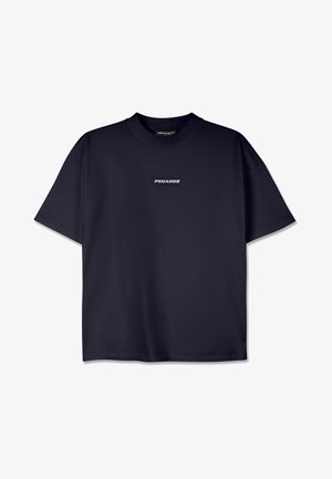 Czarna granatowa koszulka z bawełny, z okrągłym dekoltem i krótkimi rękawami. Na środku piersi znajduje się biały nadruk "PEGADOR".