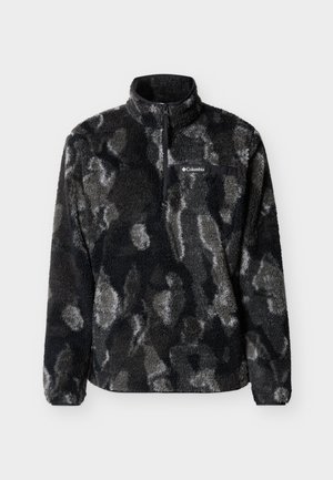 Pile pullover in fantasia mimetica nero, grigio e bianco. Dotato di mezza cerniera, colletto alto e toppa con logo sul petto a sinistra. Tessuto morbido.