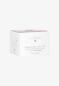 Återfyllningslåda med vispad kroppskräm i vitt med rosa accenter. Texten inkluderar "rismjölk & körsbärsblomma." Storlek: 7,4 FL OZ / 220 mL.