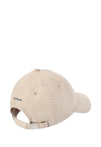 Beige színű pamut baseball sapka ívelt csúccsal és állítható pánttal. Kivágott szellőző lyukakkal és logó részlettel a hátsó részen.