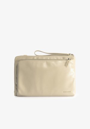 Beige leren clutch met een gladde textuur, een ritsvak aan de voorkant en een polsbandje. Heeft een subtiel logo dat in de zijkant is gedrukt.