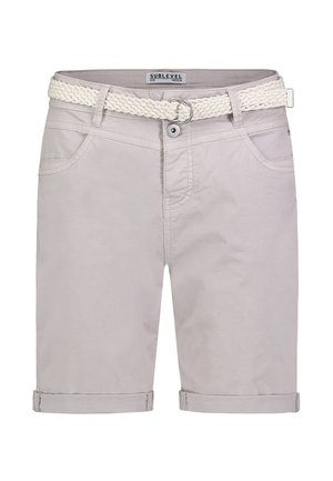 Hellgraue knielange Shorts mit umgeschlagenen Säumen, Vordertaschen, Knopf- und Reißverschluss, mit einem gewebten weißen Gürtel mit doppelter Metallring-Schnalle.