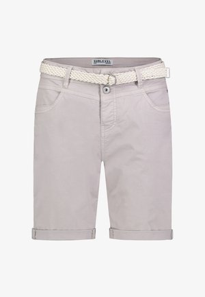 Hellgraue knielange Shorts mit umgeschlagenen Säumen, Vordertaschen, Knopf- und Reißverschluss, mit einem gewebten weißen Gürtel mit doppelter Metallring-Schnalle.