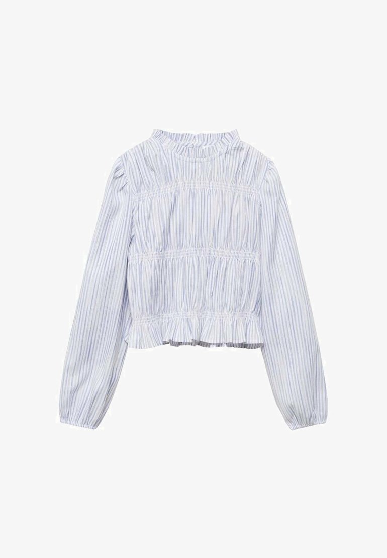 Ljusblå och vitrandig långärmad blus med en smockad byst och volangkant, sedd bakifrån.