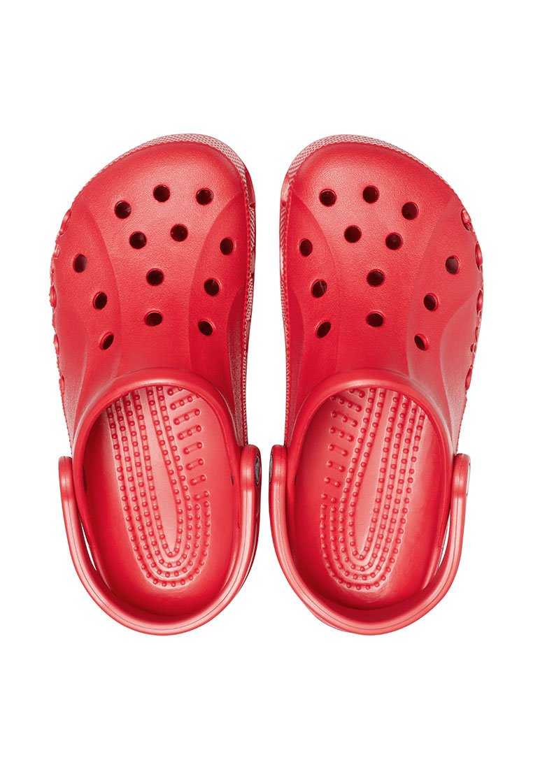 Zoccoli in plastica rossi con fori di ventilazione, superficie liscia, forma arrotondata e cinghia sul retro per supporto. La suola presenta un motivo in rilievo.