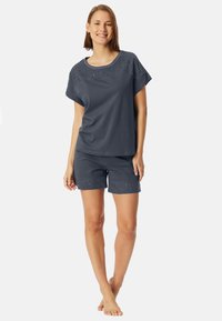 Donkergrijze katoenen pyjamapak met korte mouwen met geborduurde details en shorts met decoratieve zoomaccenten.