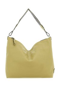Borsa in pelle di un giallo chiaro con finitura testurizzata, dotata di una parte superiore a forma di V e di una tracolla multicolore intrecciata con accessori in metallo.