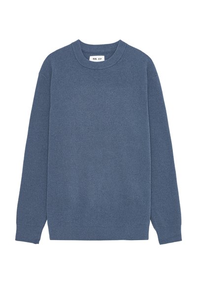 Maglione blu a coste con maniche lunghe e scollatura a girocollo. L'etichetta riporta "NN. 07." Tessuto morbido e leggermente sfiancato all'orlo.