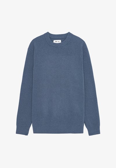 Blau gestreifter Strickpullover mit langen Ärmeln und Rundhalsausschnitt. Das Etikett trägt die Aufschrift "NN. 07." Weicher Stoff und leicht tailliert am Saum.