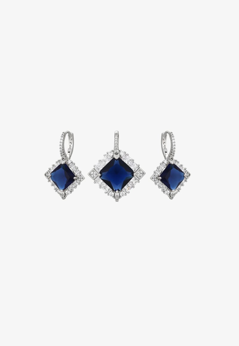 Sapphire spalvos brangakmenių auskarai su kvadrato forma, apsupti mažų skaidrių akmenukų. Pagaminti iš sidabro, apima tekstūruotus akcentus.