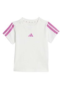 T-shirt bianca in cotone con design a tre strisce rosa sulle maniche e un logo rosa sul petto. Presenta un colletto rotondo con chiusura a pressione.