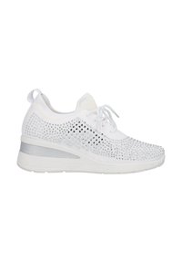 Scarpa sportiva bianca con tomaia in maglia che presenta dettagli in rete e strass, suola ammortizzata e tacco basso a cuneo.