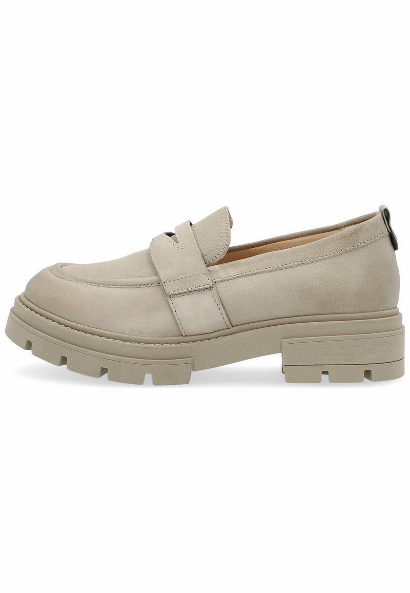 Mocassin en cuir beige avec semelle épaisse et détail de bride cousue, talon bas et languette à l'arrière pour un enfilage facile.