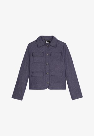 Marineblauwe cropped jack van een gestructureerde stof met een kraag, zes voorzakken en knoopsluiting.