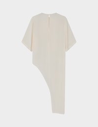 Κρεμ μπλούζα με κοντά μανίκια, χαλαρή σιλουέτα, ασύμμετρο τελείωμα και μια μικρή άνοιξη στην πλάτη. Λείο, ελαφρύ ύφασ μα.