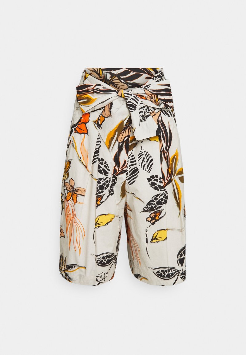Shorts de tela crema con estampado floral, que presentan acentos en naranja, amarillo y negro. Incluyen una cintura atada y un corte suelto.