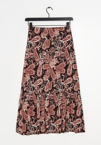 Lange rok met een zwarte basis en een rood en crèmekleurig paisleypatroon. Elastische tailleband en ruches aan de onderrand. Gemaakt van een lichte stof.