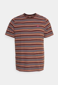 Camiseta de rayas marrón con rayas horizontales en naranja, blanco y marino. Incluye un pequeño logotipo de Levi's en el pecho. Material de algodón.