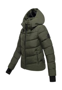 Veste d'hiver matelassée vert olive avec grande capuche, fermeture éclair frontale, poches latérales zippées et poignets noirs avec trous pour les pouces.