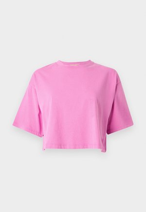 Μπλούζα με κοντό μανίκι κομμένη σε ζωηρό ροζ βαμβάκι. Διαθέτει στρογγυλή λαιμόκοψη και άνετη εφαρμογή με γαζωτό τελείωμα και λεία υφή.