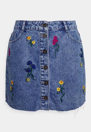 Jupe mini en jean avec boutons sur le devant, deux poches, ourlet brut et motifs floraux brodés colorés en jaune, rose, bleu et vert.