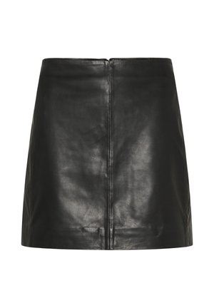 Čierna mini sukňa z umelej kože s rovnakým strihom a stredným švom bežiacim vertikálne dopredu.