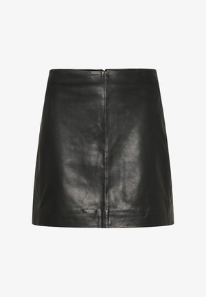 Sort mini nederdel i imiteret læder med lige snit og en central søm, der løber lodret ned foran.