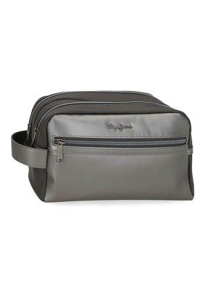 Bolsa de aseo rectangular gris con dos compartimentos principales con cremallera, un bolsillo frontal con cremallera, asa lateral y el logo de Pepe Jeans en el panel frontal.
