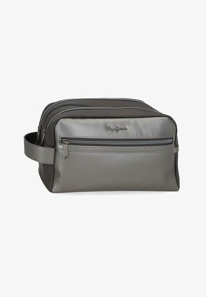 Bolsa de aseo rectangular gris con dos compartimentos principales con cremallera, un bolsillo frontal con cremallera, asa lateral y el logo de Pepe Jeans en el panel frontal.