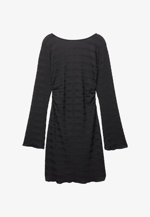 Čierne šaty s dlhými zvonovými rukávmi, textúrovaná tkanina so horizontálnymi prúžkami, okrúhly výstrih a zberané bočné detaily.