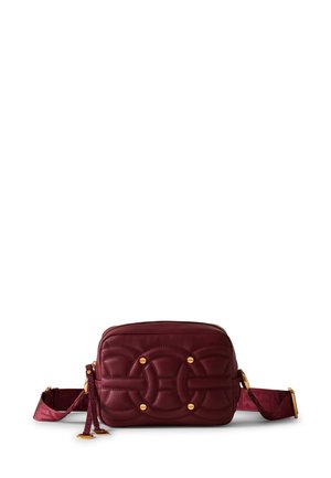 Sac à main matelassé bordeaux avec quincaillerie dorée, fermeture éclair et une bandoulière réglable à motif comportant un logo. Forme rectangulaire avec des bords arrondis.
