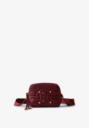 Sac à main matelassé bordeaux avec quincaillerie dorée, fermeture éclair et une bandoulière réglable à motif comportant un logo. Forme rectangulaire avec des bords arrondis.