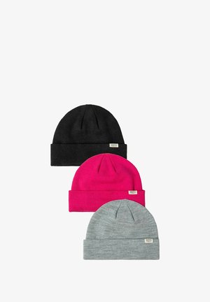 Trois bonnets en tricot pliés en noir, rose et gris avec de petites étiquettes de marque rectangulaires sur les revers, disposés verticalement sur un fond blanc.