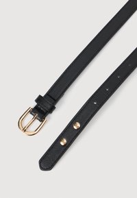 Svart lærbelte med en blank gullfarget metallspenne, som har en jevn tekstur og synlige sømmer. Inkluderer hull for justering.