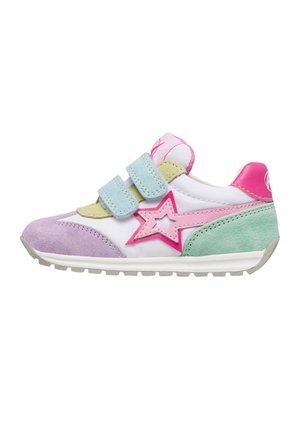 Scarpa da ginnastica per bambini con dettagli in camoscio pastello viola, verde e giallo, stella rosa e doppie strisce di velcro blu su una suola bianca.