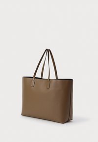 Geantă de umăr din piele maro, cu două mânere, formă rectangulară, textură netedă și margine contrastantă neagră pe partea de sus.