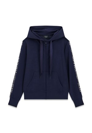 Sudadera con capucha azul marino, cremallera completa, bolsillos frontales, capucha con cordón y texto blanco "North Sails" y "Guess" a lo largo de las mangas.