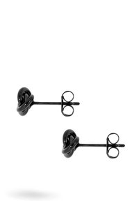 Boucles d'oreilles en métal noir avec un design noué, surface lisse et fermeture par tige simple et papillon.